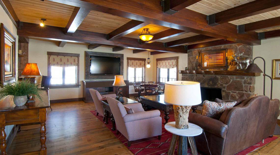 midnight-trail-lodge-living-room-1