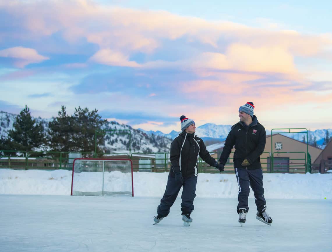 couple iceskating