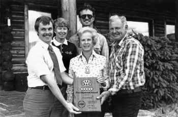 In 1976 the Mullins captured the AAA 5 Diamond Award for the first time. George Mullin (right), Virginia Mullin (center) and Mare Palmer (with C Lazy U shirt), with two unidentified males.