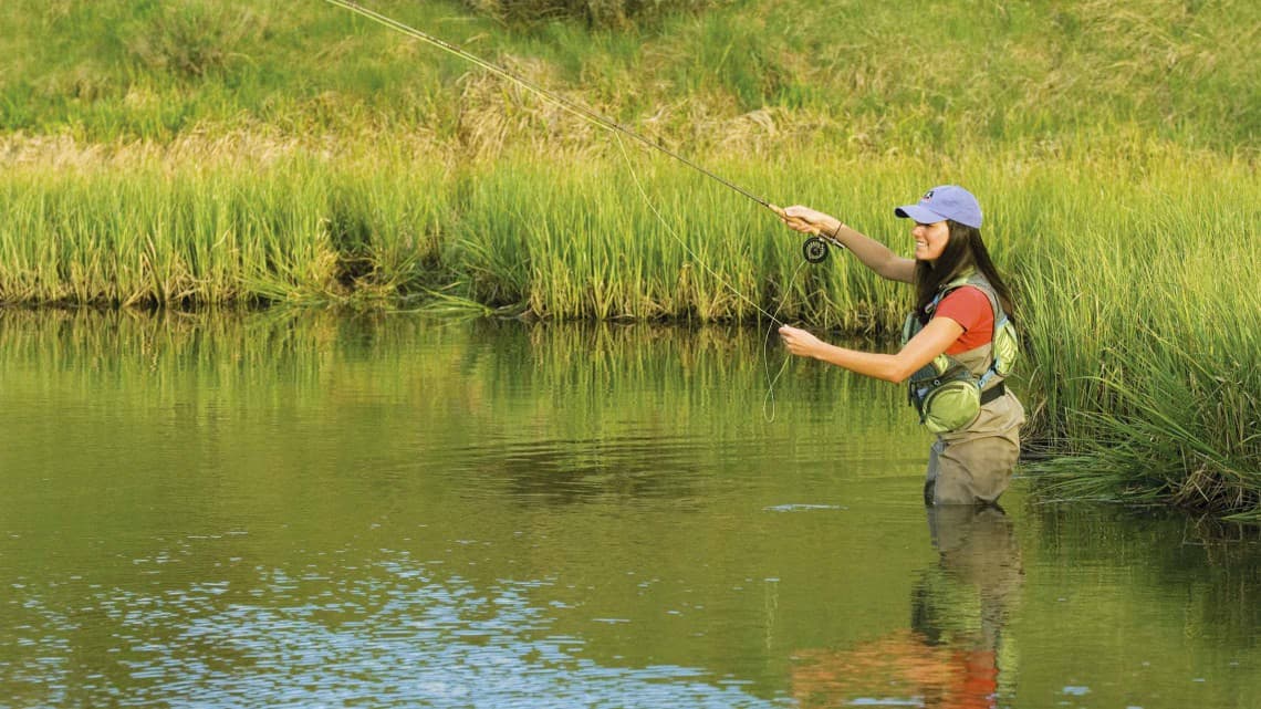 fly-fishing-woman-in-pond