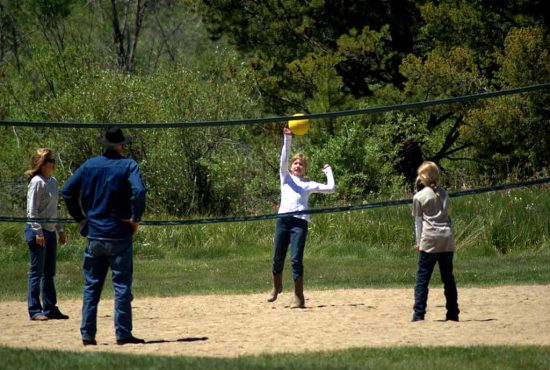 kids-playing-volleyball