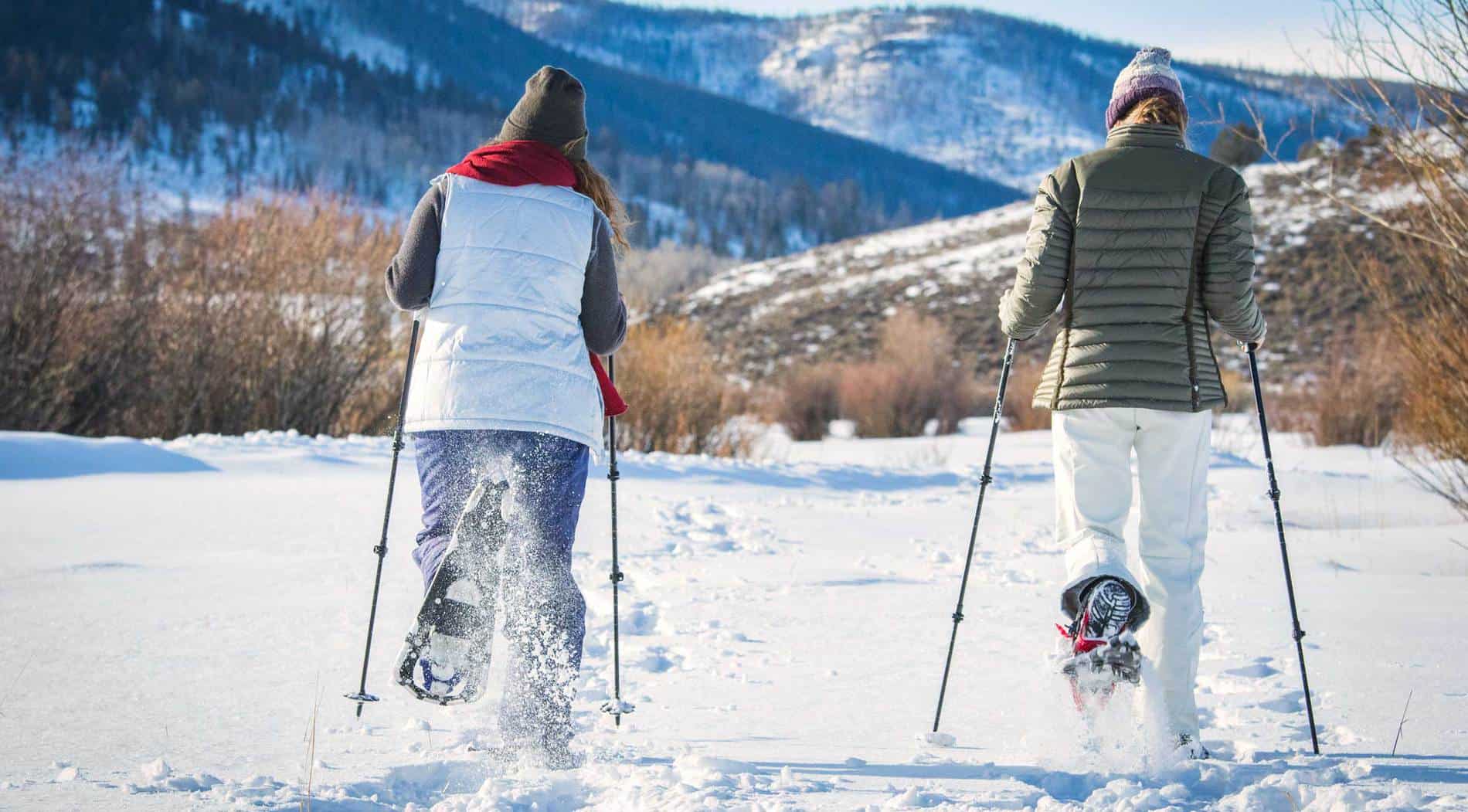 2 people snow shoeing